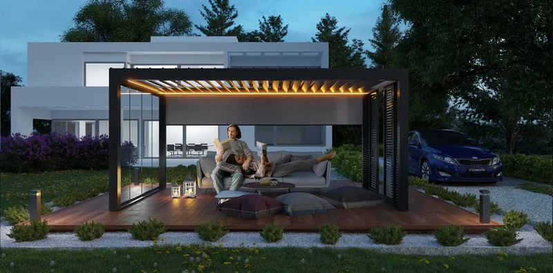 Osvetljena antracitna pergola Agava pred sodobno hišo ob večeru